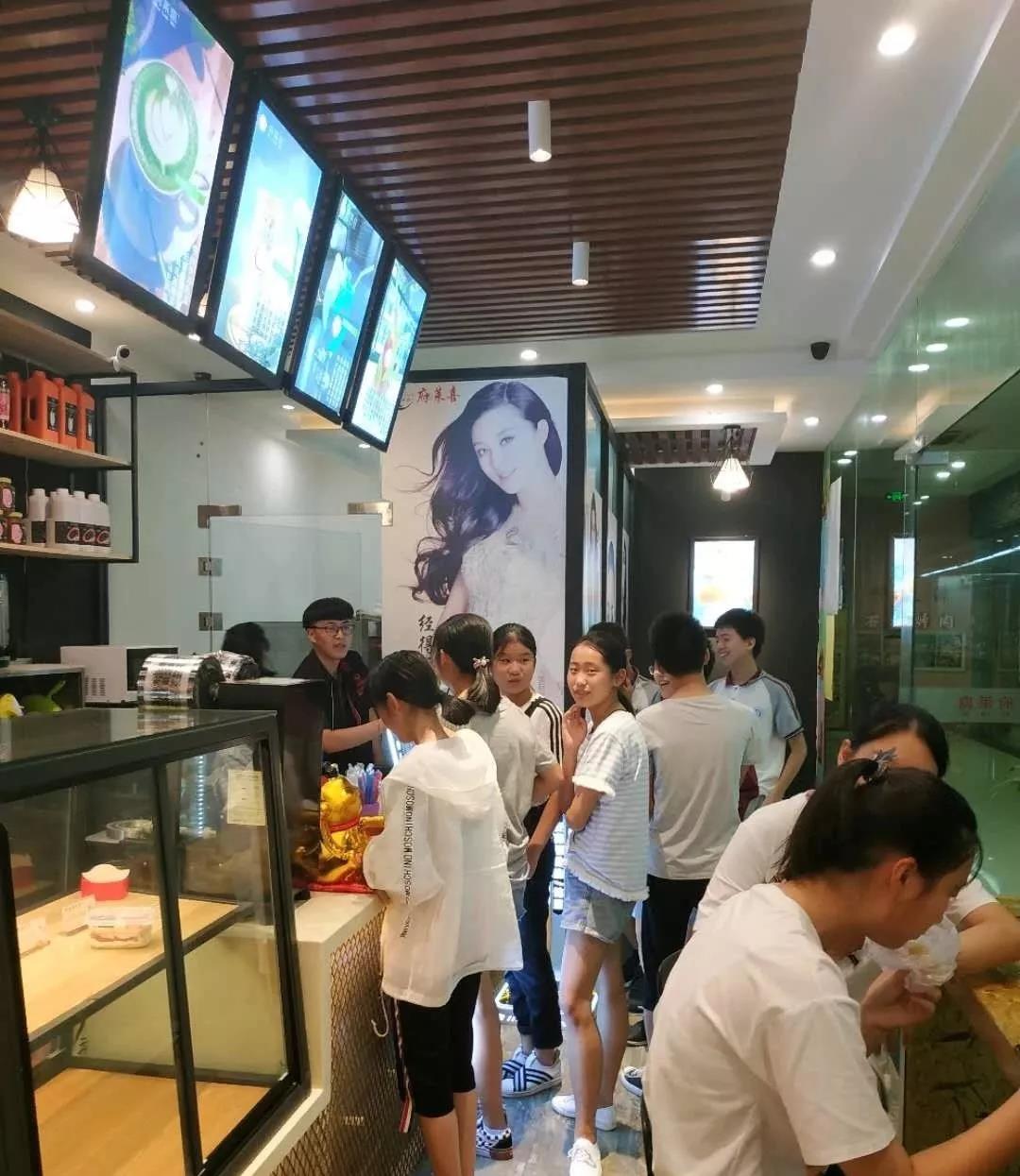 廣州金達(dá)咖啡飲品城-飲品店經(jīng)營(yíng)時(shí)的小竅門有哪些<div id= 廣州金達(dá)咖啡飲品城-飲品店經(jīng)營(yíng)時(shí)的小竅門有哪些?