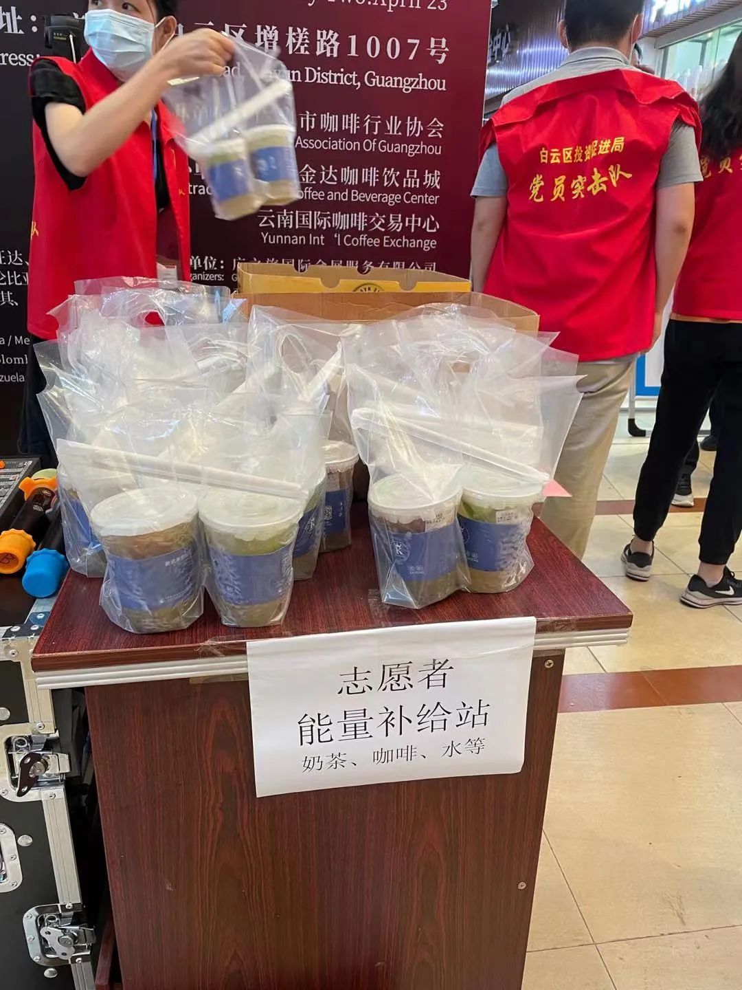 廣州白云區(qū)政府相關(guān)部門向金達(dá)咖啡飲品城及眾商家贈送“助力抗疫 愛心奉獻(xiàn)”的錦旗和感謝信